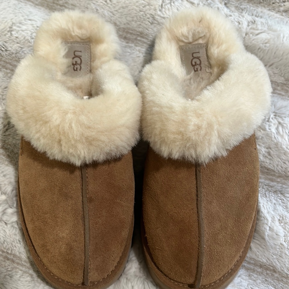 Nearly new UGG disquette slippers in chestnut.